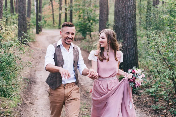 Schönes Paar Beim Fotoshooting Der Liebesgeschichte Wald Einem Rustikalen Kleid — Stockfoto