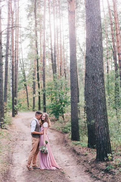 Красивая Пара Фотосессии Любовной Истории Лесу Деревенском Платье — стоковое фото