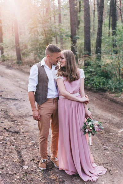 Ormanda kırsal bir elbisenin içinde aşk hikayesinin fotoshoot 'unda güzel bir çift.