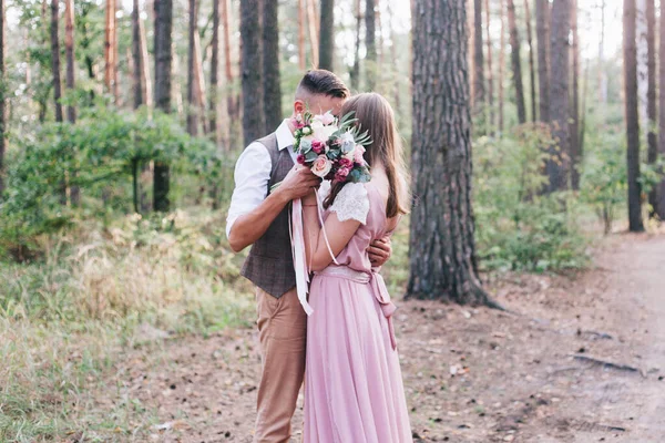 Hermosa Pareja Sesión Fotos Historia Amor Bosque Vestido Rústico —  Fotos de Stock