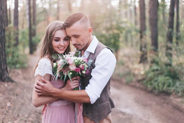 Schönes Paar Beim Fotoshooting Der Liebesgeschichte Wald Einem Rustikalen Kleid — Stockfoto