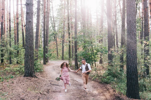 Mooi Koppel Fotoshoot Van Liefde Verhaal Het Bos Een Rustieke — Stockfoto