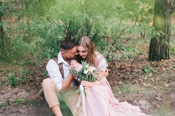 Mooi Koppel Fotoshoot Van Liefde Verhaal Het Bos Een Rustieke — Stockfoto