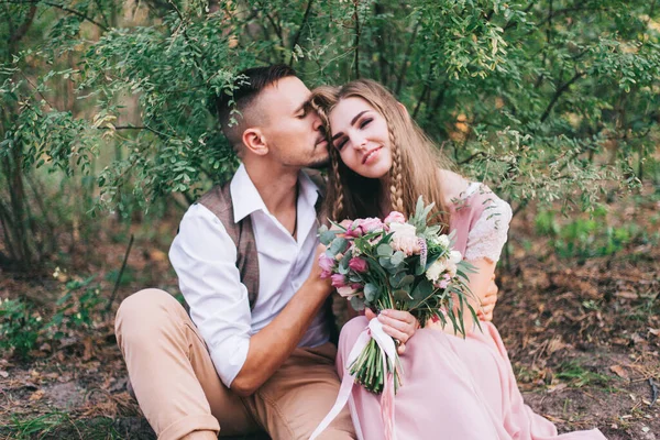 Schönes Paar Beim Fotoshooting Der Liebesgeschichte Wald Einem Rustikalen Kleid — Stockfoto