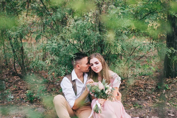 Schönes Paar Beim Fotoshooting Der Liebesgeschichte Wald Einem Rustikalen Kleid — Stockfoto