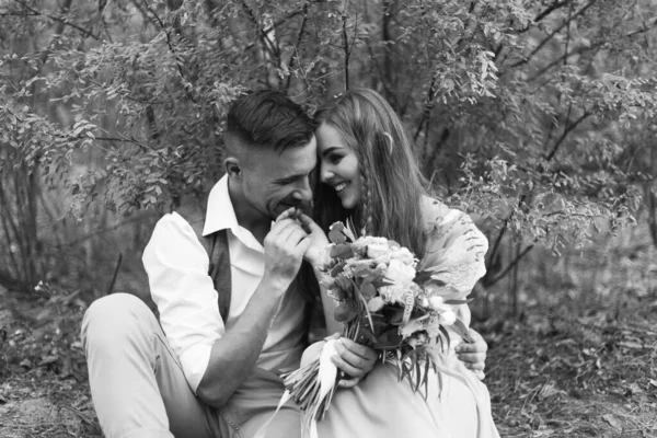 Schönes Paar Beim Fotoshooting Der Liebesgeschichte Wald Einem Rustikalen Kleid — Stockfoto