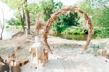 Düğün dekoru ve kemeri, saman ve alyansla kırsal stil