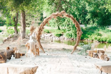 Düğün dekoru ve kemeri, saman ve alyansla kırsal stil