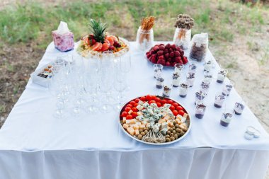 Düğün dekoru ve kemeri, saman ve alyansla kırsal stil