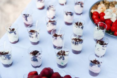 Düğün dekoru ve kemeri, saman ve alyansla kırsal stil