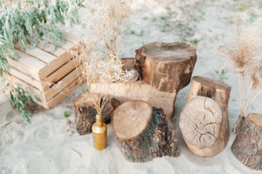 Düğün dekoru ve kemeri, saman ve alyansla kırsal stil