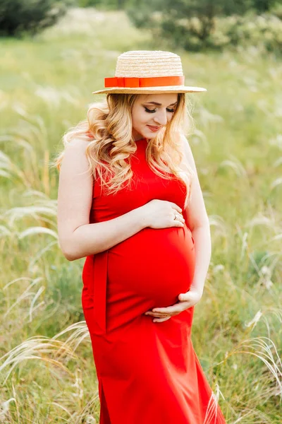 Έγκυος Κορίτσι Κοιλιά Περιμένει Τον Τοκετό Ένα Κόκκινο Φόρεμα Και — Φωτογραφία Αρχείου
