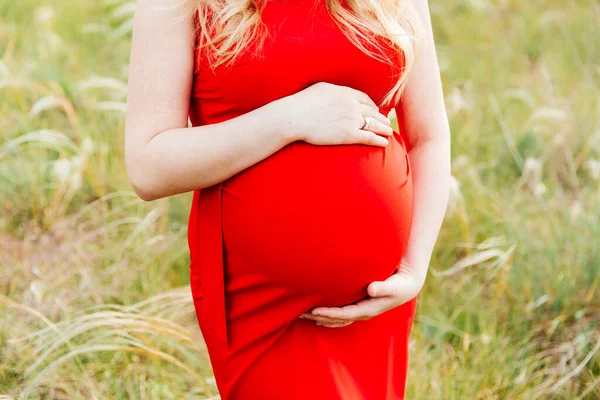 Menina Grávida Com Uma Barriga Aguardando Parto Vestido Vermelho Chapéu — Fotografia de Stock