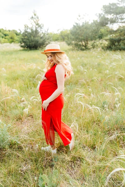Těhotná Dívka Bříškem Čeká Porod Červených Šatech Slaměném Klobouku Svým — Stock fotografie
