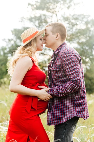 Chica Embarazada Con Barriga Esperando Parto Con Vestido Rojo Sombrero —  Fotos de Stock