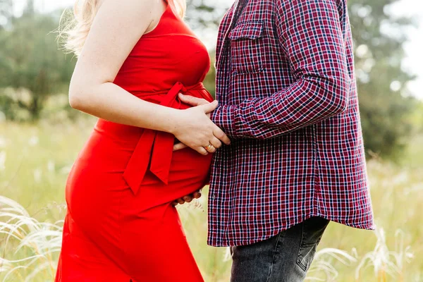 Gravid Flicka Med Mage Väntar Förlossning Röd Klänning Och Halm — Stockfoto