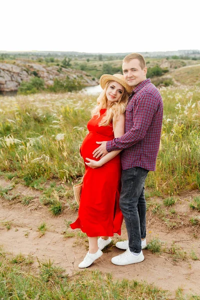 Menina Grávida Com Uma Barriga Aguardando Parto Vestido Vermelho Chapéu — Fotografia de Stock