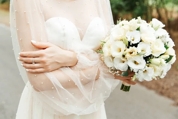 Buquê Luxo Nas Mãos Noiva Vestido Noiva Véu Anéis Sapatos — Fotografia de Stock