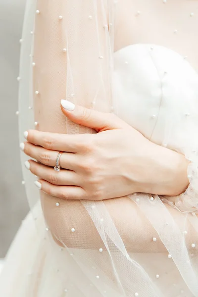 ウェディングドレスとベールに身を包んだ花嫁の手に豪華な花束 — ストック写真