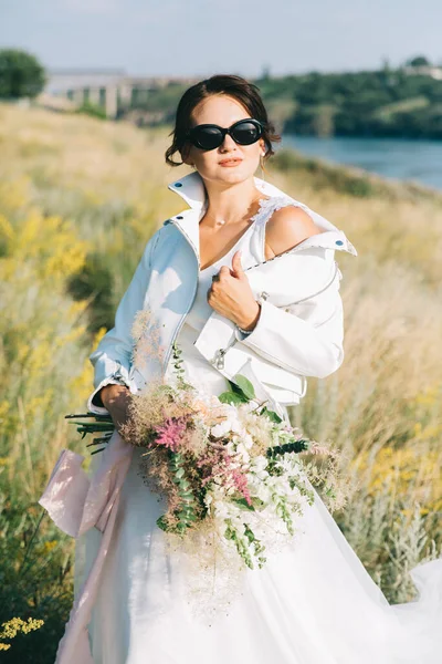 Noiva Vestido Casamento Branco Luxuoso Uma Jaqueta Couro Óculos Natureza — Fotografia de Stock