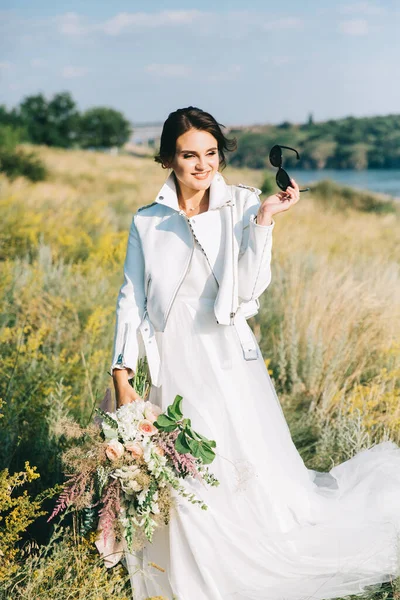 Noiva Vestido Casamento Branco Luxuoso Uma Jaqueta Couro Óculos Natureza — Fotografia de Stock