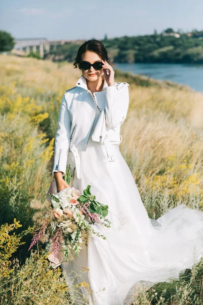 Noiva Vestido Casamento Branco Luxuoso Uma Jaqueta Couro Óculos Natureza — Fotografia de Stock