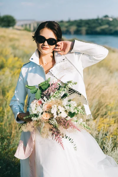 Noiva Vestido Casamento Branco Luxuoso Uma Jaqueta Couro Óculos Natureza — Fotografia de Stock