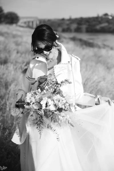 Bruid Een Luxe Witte Trouwjurk Een Leren Jasje Bril Natuur — Stockfoto
