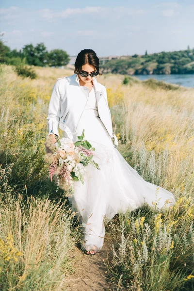 Noiva Vestido Casamento Branco Luxuoso Uma Jaqueta Couro Óculos Natureza — Fotografia de Stock