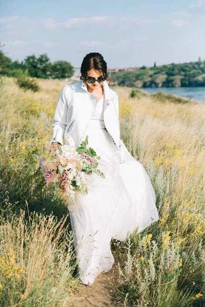 Noiva Vestido Casamento Branco Luxuoso Uma Jaqueta Couro Óculos Natureza — Fotografia de Stock