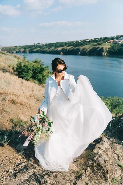 Noiva Vestido Casamento Branco Luxuoso Uma Jaqueta Couro Óculos Natureza — Fotografia de Stock