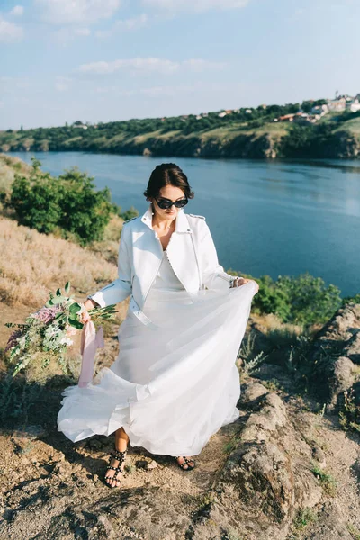 Noiva Vestido Casamento Branco Luxuoso Uma Jaqueta Couro Óculos Natureza — Fotografia de Stock