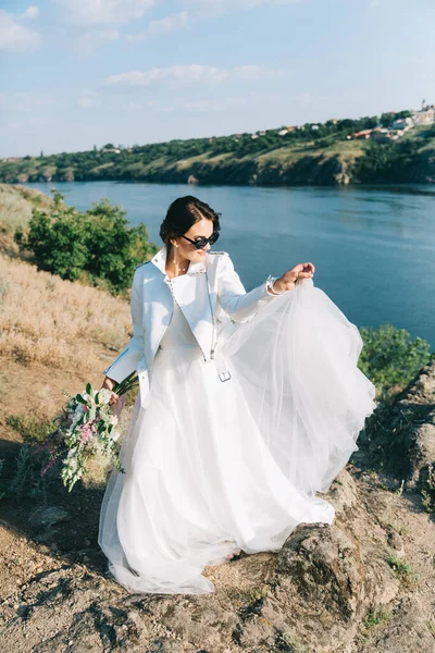 Noiva Vestido Casamento Branco Luxuoso Uma Jaqueta Couro Óculos Natureza — Fotografia de Stock