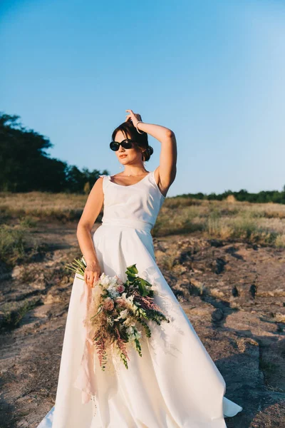 Невеста Роскошном Белом Свадебном Платье Очки Природе Закате — стоковое фото