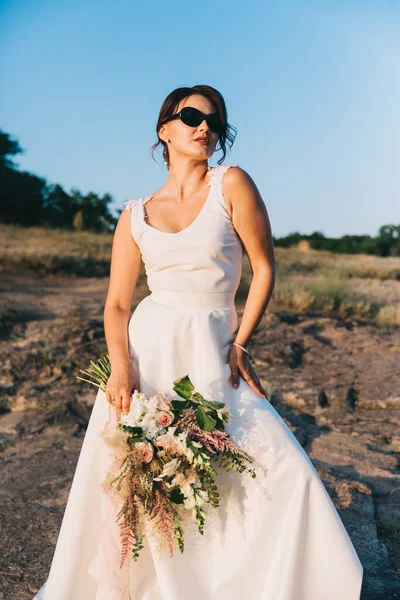 Невеста Роскошном Белом Свадебном Платье Очки Природе Закате — стоковое фото