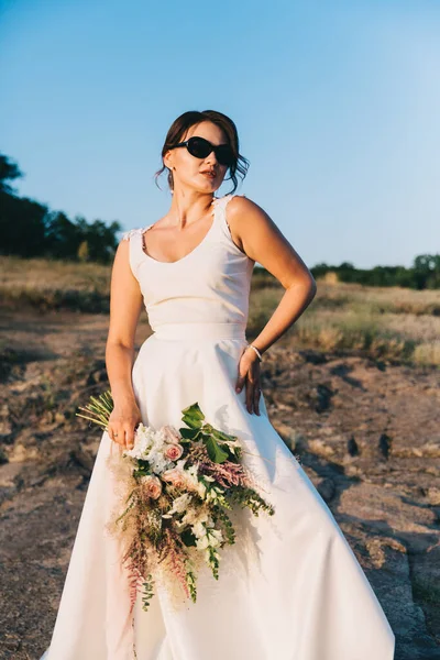 Noiva Vestido Casamento Branco Luxuoso Óculos Natureza Pôr Sol — Fotografia de Stock