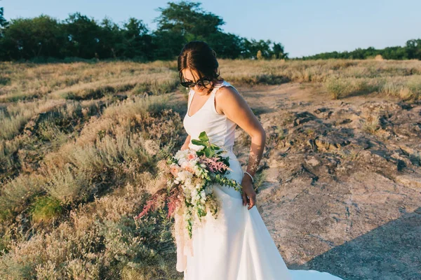 Bruden Lyxig Vit Bröllopsklänning Och Glasögon Naturen Vid Solnedgången — Stockfoto