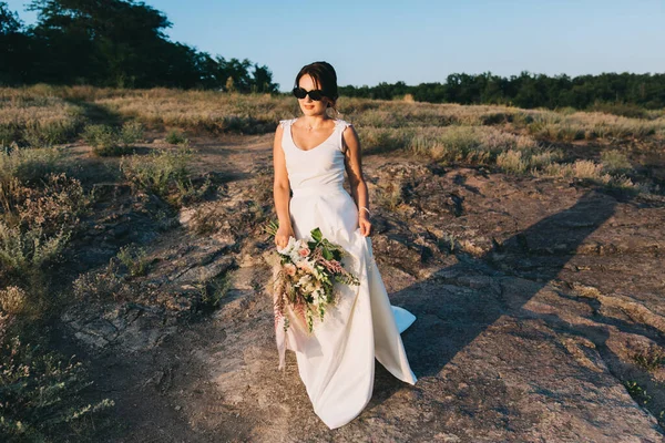 Bruid Een Luxe Witte Trouwjurk Bril Natuur Bij Zonsondergang — Stockfoto