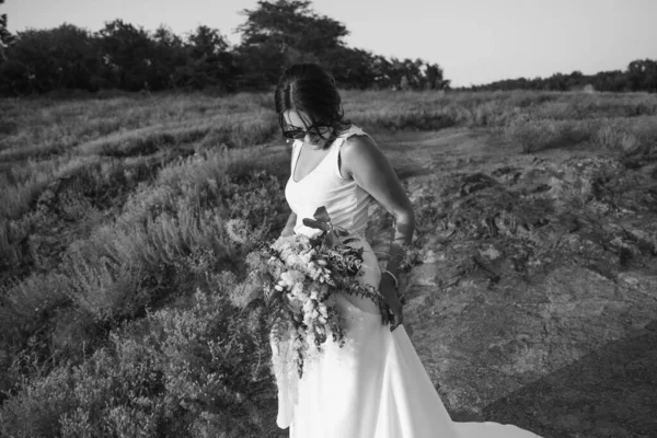 Bruid Een Luxe Witte Trouwjurk Bril Natuur Bij Zonsondergang — Stockfoto
