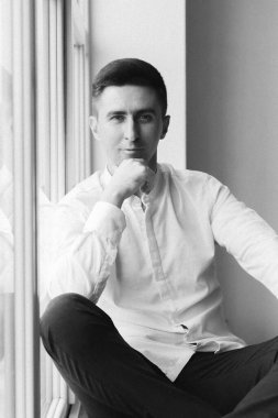 Adam (erkek ya da erkek), iş adamı, beyaz gömlekli, evinde bir fotostudio ile