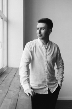 Adam (erkek ya da erkek), iş adamı, beyaz gömlekli, evinde bir fotostudio ile