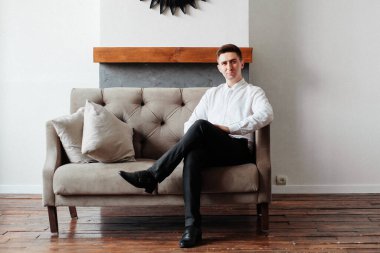 Adam (erkek ya da erkek), iş adamı, beyaz gömlekli, evinde bir fotostudio ile