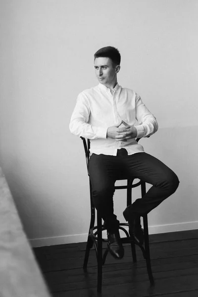 Άντρας Αγόρι Άντρας Επιχειρηματίας Λευκό Πουκάμισο Φωτογραφείο Στο Σπίτι — Φωτογραφία Αρχείου