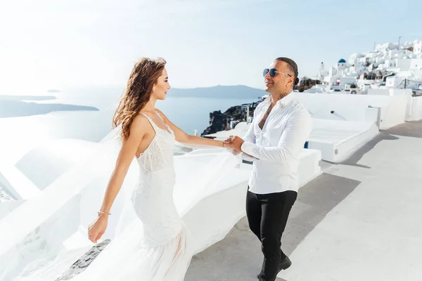 Γάμος Στο Νησί Της Σαντορίνης Όμορφο Ζευγάρι Νύφη Λευκό Νυφικό — Φωτογραφία Αρχείου