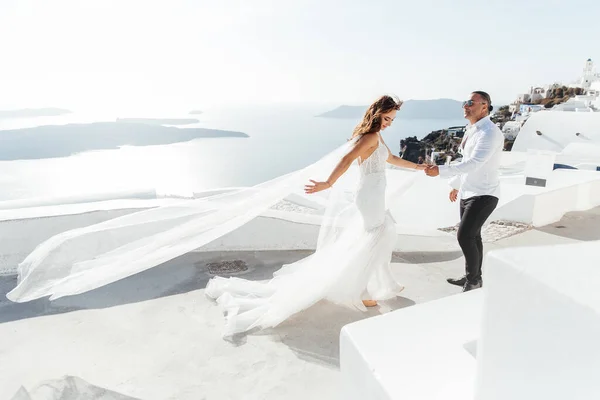 Ślub Wyspie Santorini Grecji Piękna Para Panna Młoda Białej Sukni — Zdjęcie stockowe