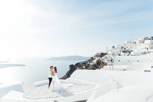 Yunanistan Santorini Adasında Düğün Güzel Bir Çift Beyaz Gelinlik Içinde — Stok fotoğraf