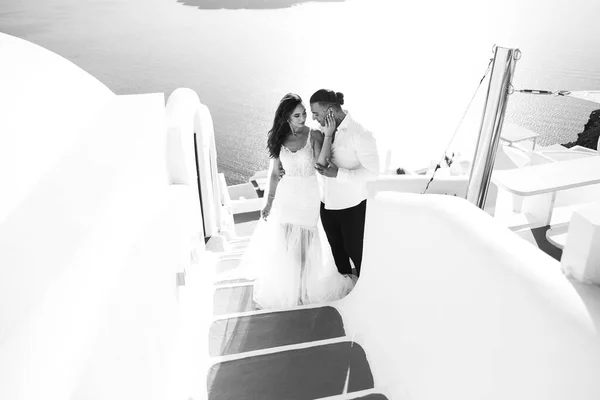 Bruiloft Santorini Eiland Griekenland Mooi Stel Bruid Een Witte Trouwjurk — Stockfoto