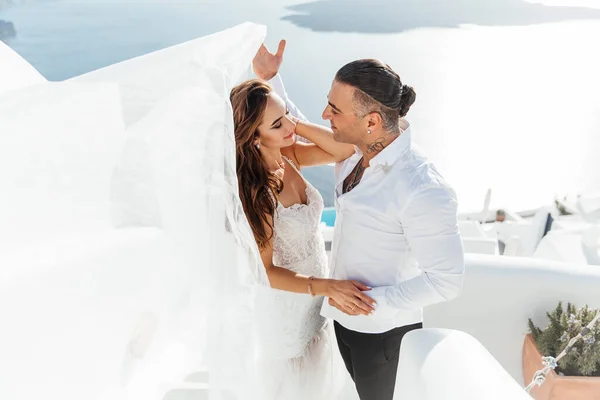 Свадьба Острове Санторини Греции Красивая Пара Невеста Белом Свадебном Платье — стоковое фото