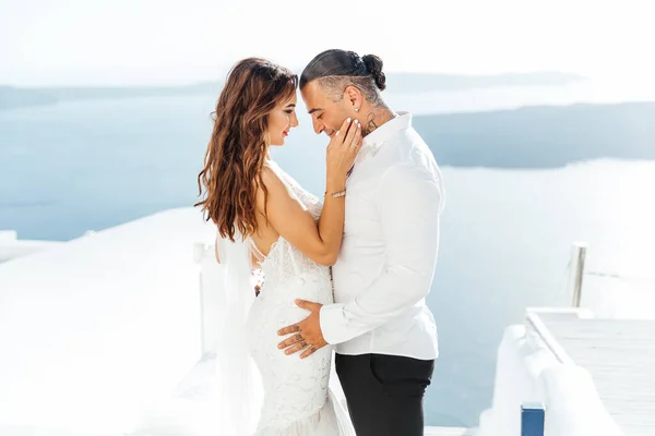 Svatba Ostrově Santorini Řecku Krásný Pár Nevěsta Bílých Svatebních Šatech — Stock fotografie