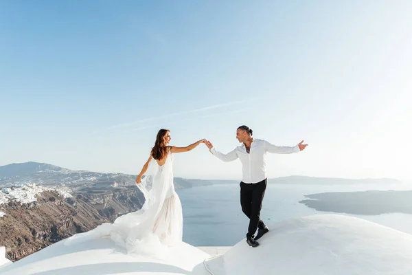 Весілля Острові Санторіні Греції Прекрасна Пара Наречена Білій Весільній Сукні — стокове фото